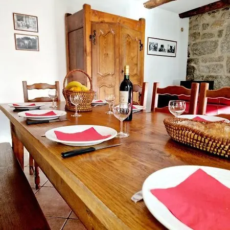 Maison Paysanne, Proche Aubrac Casa de Férias *