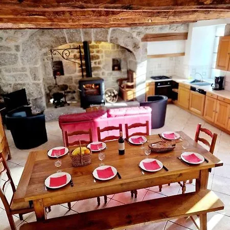 別荘 Maison Paysanne, Proche Aubrac Huparlac