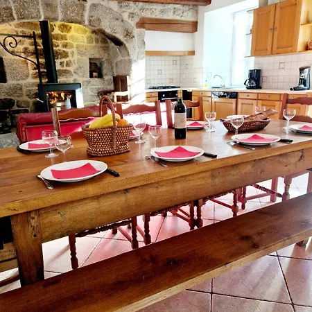 Maison Paysanne, Proche Aubrac Casa de Férias *